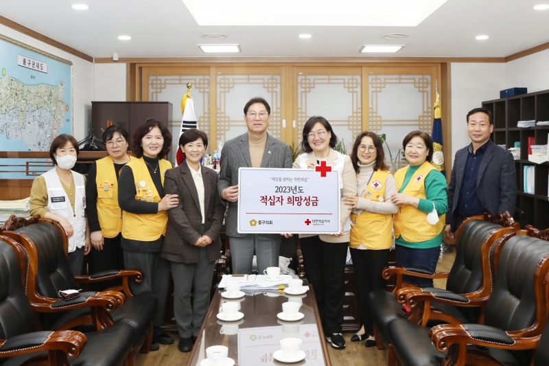 길기영 의장(왼쪽에서 다섯번째), 이정미 의원(네번째), 송재천 의원(오른쪽)이 대한적십자 서울지사 관계자들과 기념촬영을 하는 모습./사진제공=중구의회