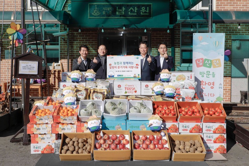 농협 조소행 상호금융대표이사(오른쪽 두번째), 농협 서국동 상호금융기획본부장(오른쪽 첫번째), 농협 김영훈 상호금융기획부장(왼쪽 첫 번째)이 남산원에 후원 물품을 기증한 뒤 남산원 박흥식 원장(왼쪽 두번째)과 기념촬영을 하고 있다.