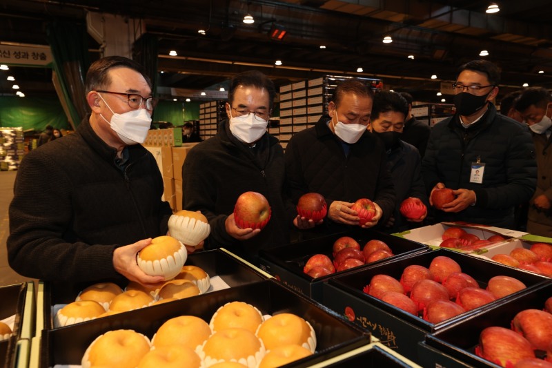 이성희 농협중앙회장, 가락공판장서 설 명절 농산물 수급상황 점검