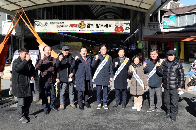 왼쪽 다섯번째부터 중구의회 길기영 의장, 송재천 의원, 조미정 의원, 윤판오 의원이 중부시장을 방문해 기념촬영을 하는 모습./사진제공=중구의회