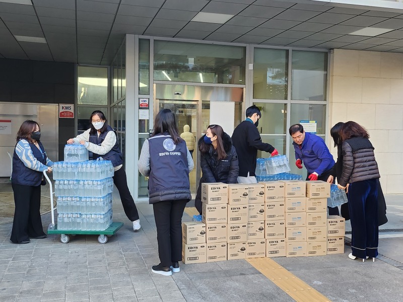 이디야커피(대표 문창기)가 구룡마을 주민들을 지원하기 위해 구호물품을 전달했다. 사진제공=이디야커피