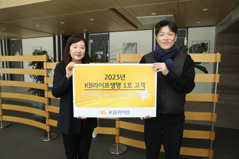 정자영 KB라이프생명 마케팅본부장 상무(왼쪽)가 DM채널 1호 고객을 만난 후 기념 촬영을 하고 있다./사진=KB라이프생명