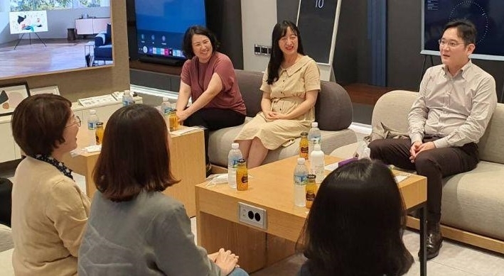 이재용 삼성전자 부회장(오른쪽)이 6일 삼성전자 수원사업장에서 여성 직원들과 간담회를 갖고 있다. 2020.08.06/사진=삼성전자.