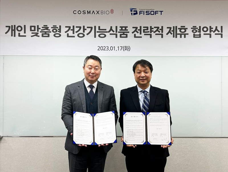 지난달 17일 경기 성남시 코스맥스바이오 본사에서 열린 업무협약식에서 김철희 코스맥스바이오 대표(왼쪽)와 김성수 에프아이소프트 대표가 기념촬영을 하고 있다. (사진=코스맥스그룹)