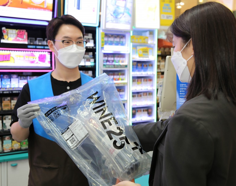 GS리테일의 모바일 주류 예약 구매 서비스 '와인 25 플러스' 주문 증가율이 지난 2020년 7월 첫 론칭 이후 2021년에는 전년 대비 1300% 신장, 지난해에는 전년 대비 148% 성장했다./사진제공=GS리테일