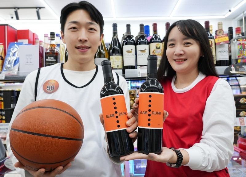30일 세븐일레븐은 롯데칠성음료와 함께 스포츠 만화의 정석으로 불리는 '슬램덩크'를 연상시키는 '슬램덩크 와인'을 오는 1일 업계 단독으로 출시한다./사진제공=세븐일레븐