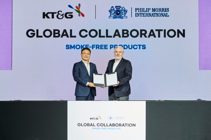 백복인 KT&G 사장(왼쪽)과 야첵 올자크 PMI CEO가 계약체결 후 기념사진을 촬영하고 있다./ 사진제공 = KT&G