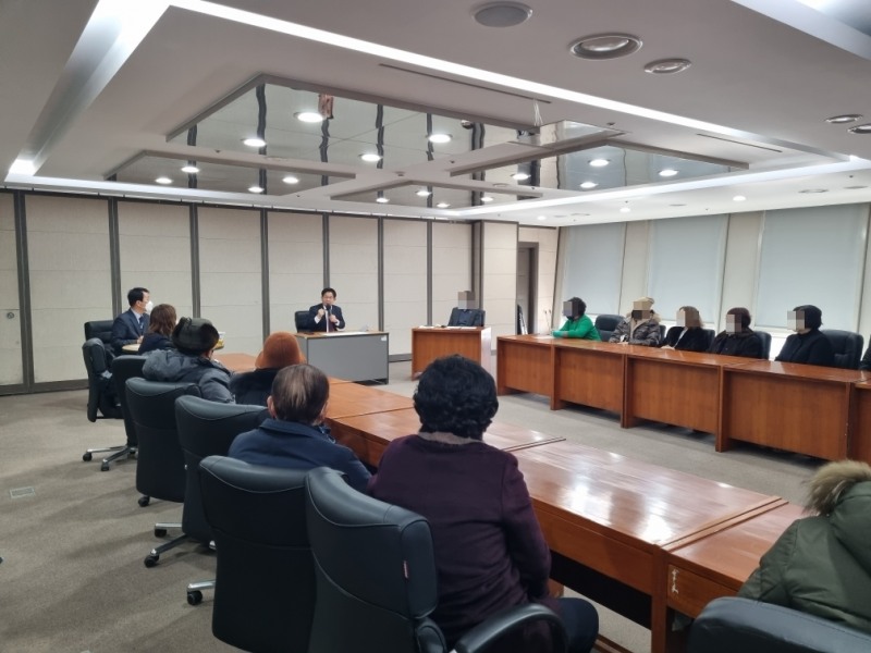 박강수 마포구청장이 당인동 주민편익시설 기존설계 반대 추진위원회 활동 주민들의 의견을 청취하고 있다./사진제공=마포구