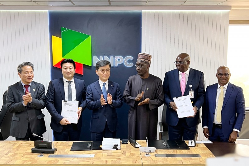 조승일 대우건설 플랜트사업본부장(왼쪽에서 3번째)과 나이지리아측 인사들이 계약 체결 후 기념 촬영을 하고 있다. / 사진제공=대우건설