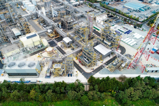 롯데이네오스화학(대표이사 정승원, 이탁용)이 국내외의 수요 확대에 대응해 25년 말 공장 가동을 목표로 초산비닐 생산 설비를 증설할 예정이다. /사진=롯데케미칼.
