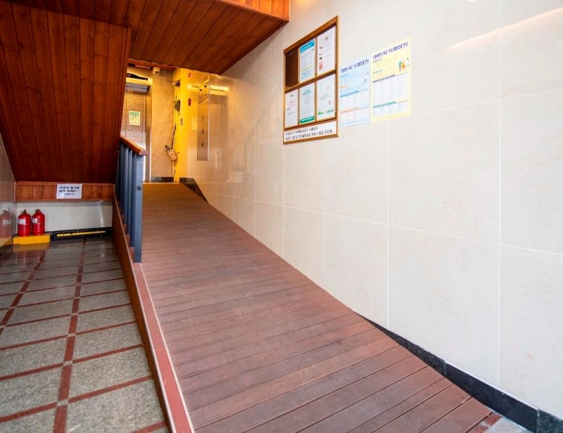 빌라맨션 장애인 휠체어 슬로프 시공 사례./사진제공=마포구