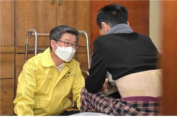 김길성 중구청장이 지난해 11월 홀몸 어르신을 방문해 소통하는 모습./사진제공=중구