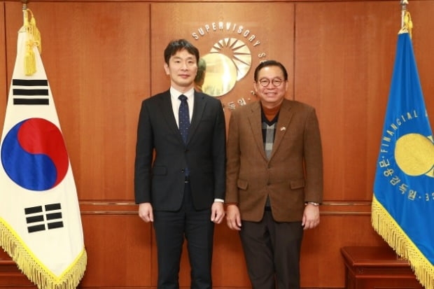 이복현 금융감독원장(왼쪽)과 간디 술리스티얀토 주한 인도네시아 대사(오른쪽)가 지난 3일 간담회 후 기념 촬영하는 모습. /사진제공=금융감독원