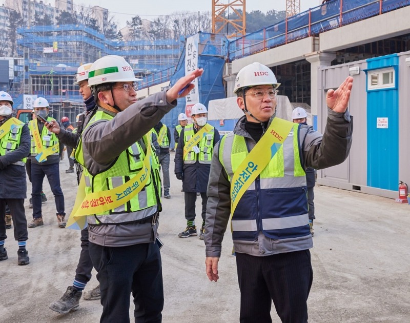 안전 검검을 실시하는 최익훈 HDC현대산업개발 대표이사(우측)와 류강선 광주행정타운아이파크 현장소장(좌측) / 사진제공=HDC현대산업개발