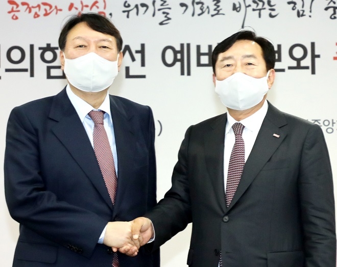 윤석열 대통령(왼쪽)이 2021년 10월 대선 예비후보 시절 김기문 중기중앙회장과 만나 중소기업 주요 현안을 청취한 뒤 기념촬영을 하고 있다. 사진=중기중앙회.