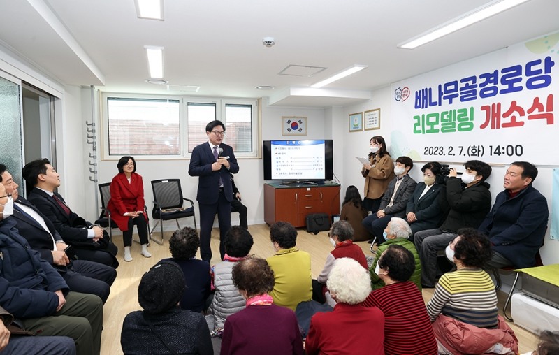 박일하 동작구청장이 지난 7일 사당2동 배나무골 경로당 그린리모델링 개소식에 참석해 축사를 하는 모습./사진제공=동작구