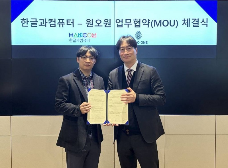 8일 경기도 성남시 한컴타워에서 (좌)김병기 한컴 전략기획본부장과 (우)김주태 원오원 솔루션사업본부장이 MOU를 체결하고 기념촬영을 하고 있다. 사진=한컴