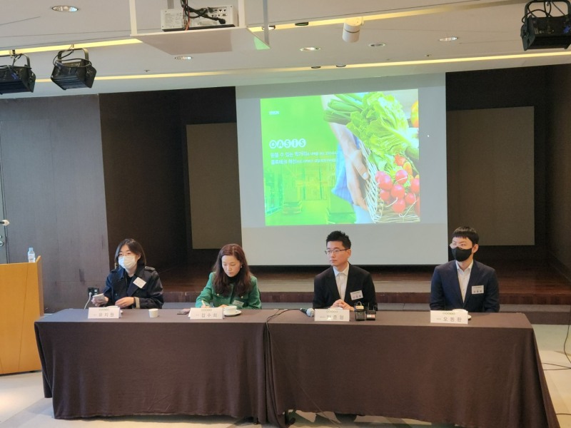 (왼쪽에서 두번째, 세번째) 각각 김수희 오아시스 대외법무이사와 안준형 오아시스 대표가 기자들의 질의응답에 답하고 있다./사진=나선혜기자