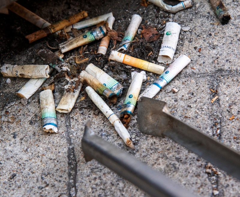 길거리에 버려진 담배꽁초를 줍고 있는 모습./사진제공=용산구