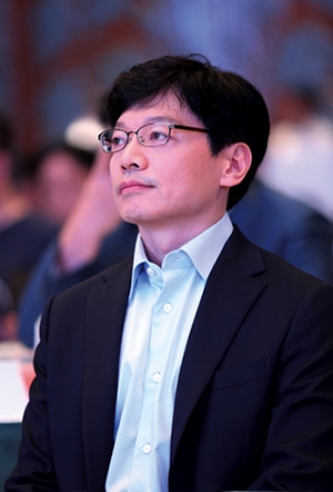 △ 1974년생 / 전주 상산고 졸업 / 서강대 전자공학과 졸업 / 1998년 4C소프트 설립 / 2002년 스마일게이트 설립 / 2002~2014년 스마일게이트 대표이사 / 2012년 9월~ 서강대 지식융합학부 아트앤테크놀로지전공 초빙교수 / 2014년 1월~2017년 8월 스마일게이트홀딩스 대표 / 2020년 7월~ 현재 스마일게이트홀딩스 CVO/스마일게이트 희망스튜디오 이사장/월드사이버게임스 WCG 조직위원회 위원장