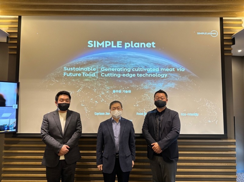 이상윤 풀무원기술원장(가운데)과 심플플래닛 한동오 총괄 운영 책임자(사진 왼쪽 첫번째), 심플플래닛 유기현 연구소장(사진 오른쪽 첫 번째)이 '세포 배양육 상용화 위한 전략적 투자계약'을 체결하고 기념 촬영을 하고 있다./사진제공 = 풀무원