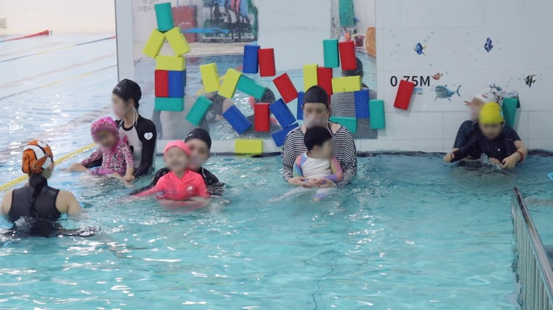 마포푸르메스포츠센터에서 운영하는 모자수중운동교실./사진제공=마포구
