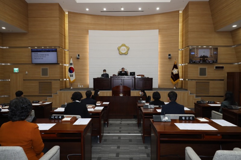 용산구의회 오천진 의장이 임시회 본회의를 주재하는 모습./사진제공=용산구의회
