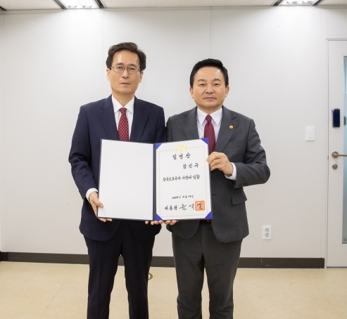 원희룡 국토교통부 장관(오른쪽)과 함진규 한국도로공사 신임 사장(왼쪽)이 임명식에서 기념촬영을 하고 있다. / 사진=국토교통부