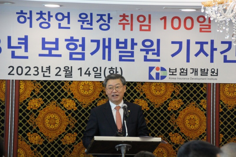 허창언 보험개발원장이 14일 오전11시50분 여의도 홍보석에서 열린 취임 100일 기자간담회에서 보험개발원 주요 추진 사업을 발표하고 있다./사진=보험개발원