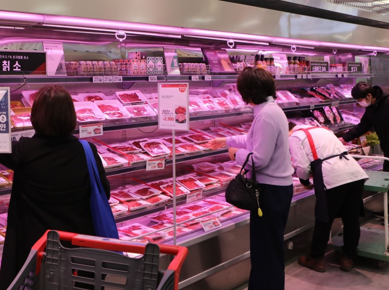 서울 잠실에 위치한 롯데마트 제타플렉스점에서 한우를 고르는 고객들의 모습./ 사진제공 = 롯데쇼핑