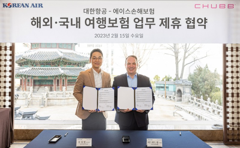 에드워드 콥 에이스손해보험 대표이사 사장(오른족)이 장성현 대한항공 부사장과 국내외 여행보험 관련 업무제휴 협약식에서 기념촬영을 하고 있다./사진=에이스손해보험