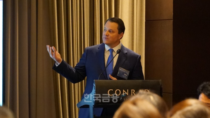 미국계 사모펀드 운용사 ‘해밀턴 레인’(Hamilton Lane·대표 마리오 지아니니)의 앤드류 샤르트(Andrew Schardt) 글로벌 투자담당 임원이 2023년 2월 15일 서울 여의도 콘래드 호텔에서 열린 투자 세미나(Seminar·연수회)에서 발표를 진행하고 있다./사진=한국투자신탁운용(대표 배재규)