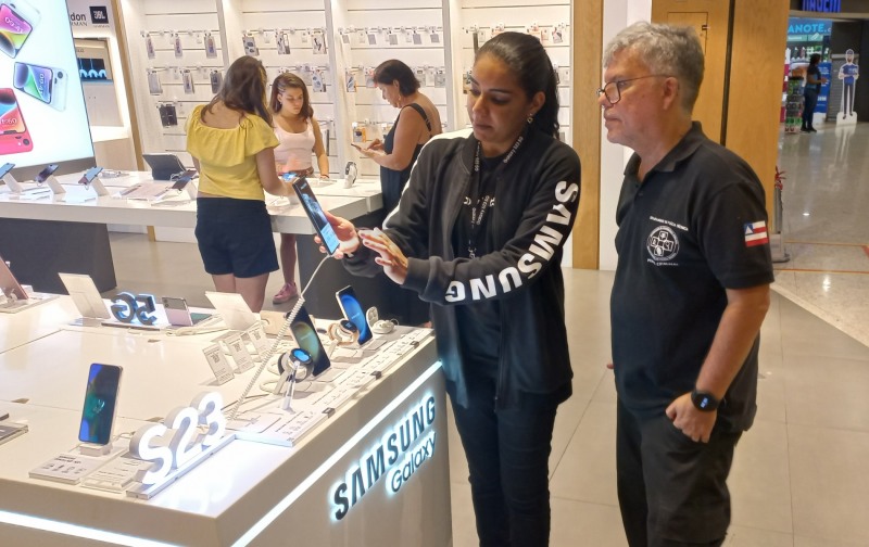 15일(현지시간) 브라질 상파울로 위치한 삼성 익스피리언스 스토어에서 현지 소비들이 갤럭시 S23의 혁신기능을 체험하고 있다. 사진=삼성전자