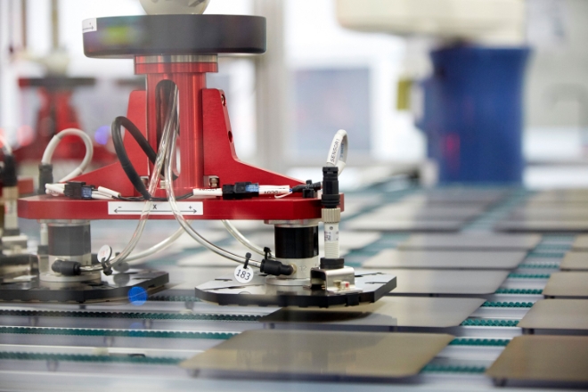 한화솔루션(부회장 김동관 등) 큐셀부문(이하 한화큐셀)이 중국 태양광 제조사 트리나솔라(Trina Solar)와 태양광 셀 기술 특허를 둘러싼 법적 분쟁을 중단하는 데 합의하고 라이선스 및 특허 양도 계약을 체결했다. /사진=한화솔루션.