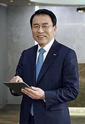 △ 1957년 대전 출생 / 1976년 대전고 졸업 / 1981년 고려대 법학과 졸업 / 2000년 핀란드 헬싱키대 대학원(MBA) 졸업 / 1984년 신한은행 입행 / 2002년 인사부장 / 2004년 기획부장 / 2006년 강남종합금융센터 센터장 / 2007년 뉴욕지점장 / 2009년 신한은행 전무 / 2011년 신한은행 부행장 / 2013년 신한BNP파리바자산운용 사장 / 2015년 신한은행장 / 2017년 신한금융지주 회장