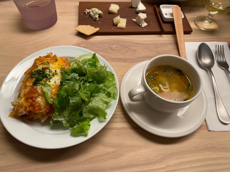 김소영 아티장의 개인 레시피로 만든 엔칠라다와 치킨 수프./ 사진촬영 = 홍지인 기자