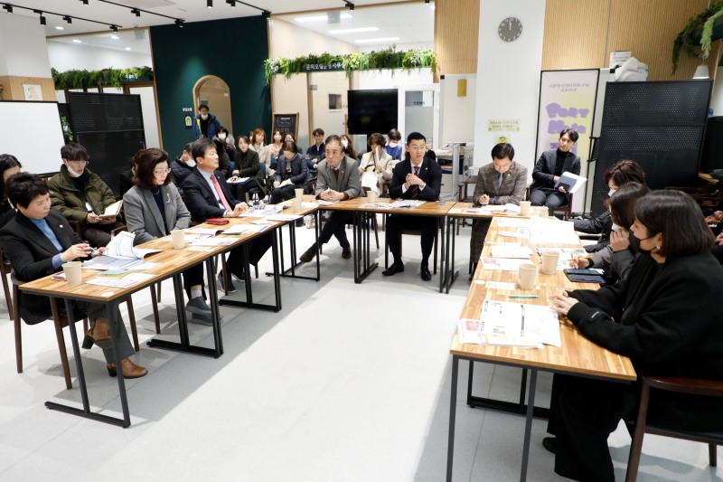 마포구의회 채우진 복지도시위원장(가운데)을 비롯한 소속 의원들이 마포함께이룸센터 관계자들의 의견을 청취하고 있다./사진제공=마포구의회