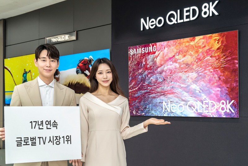 삼성전자 모델이 경기 용인시에 위치한 삼성 디지털프라자 수원본점에서 17년 연속 글로벌 TV 시장 1위를 달성한 삼성전자의 TV 제품들을 선보이고 있다. 사진=삼성전자