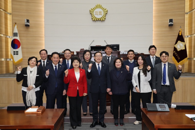 용산구의회 의원들이 제280회 임시회 폐회 후 기념촬영을 하는 모습./사진제공=용산구의회