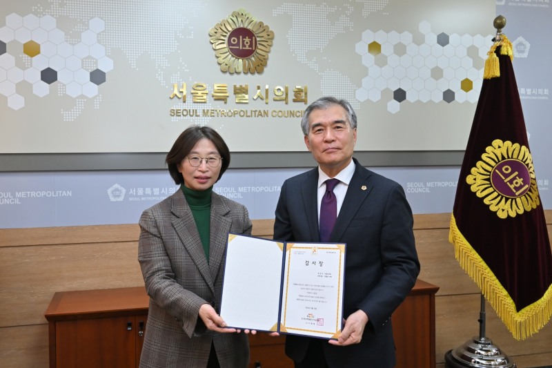 서울시의회 김현기 의장(오른쪽)이 감사장을 수여받고 기념촬영을 하는 모습./사진제공=서울시의회