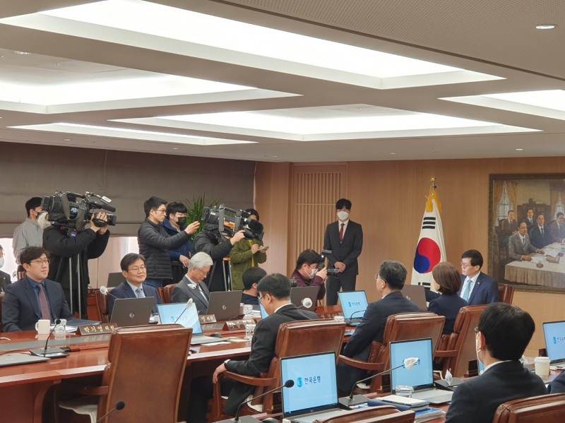 23일 서울 태평로 삼성본관 건물에 위치한 한국은행에서 진행된 2월 금융통화위원회에서 이창용 한은 총재가 의사봉을 두드리고 있다. 금통위 7인 체제 모습. / 사진= 한국금융신문(2023.02.23)