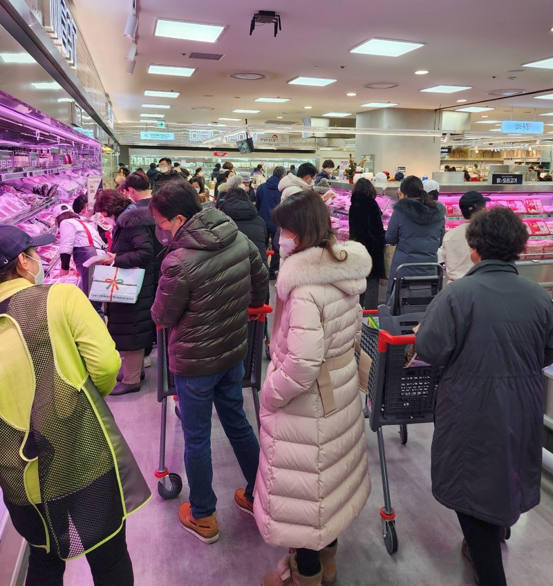 잠실에 위치한 롯데마트 제타플렉스점에서 한우를 구매하는 고객들의 모습./ 사진제공 = 롯데쇼핑