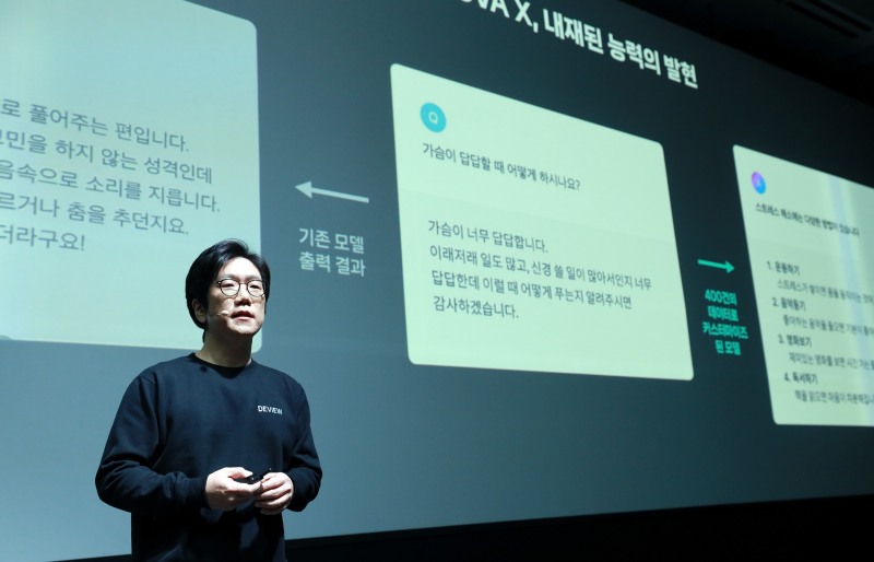 27일 개막한 데뷰2023에서 키노트를 진행 중인 성낙호 네이버클라우드 하이퍼스케일AI 기술 총괄. 사진=네이버