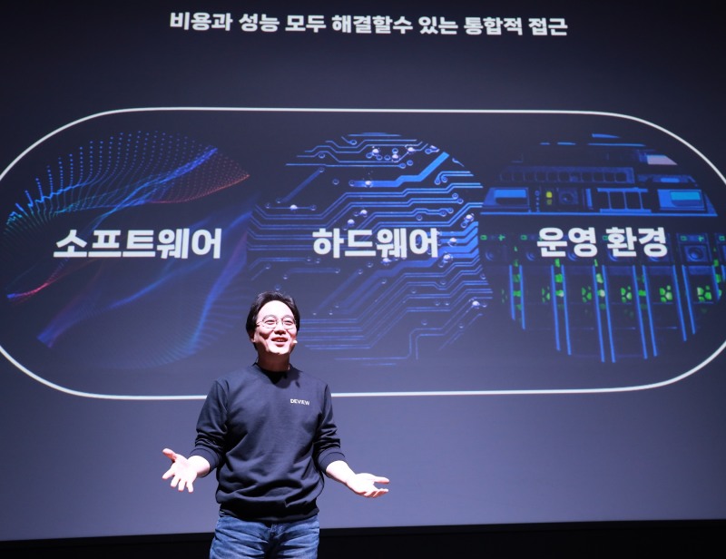27일 개막한 데뷰2023에서 키노트를 진행 중인 곽용재 네이버클라우드 CTO. 사진=네이버