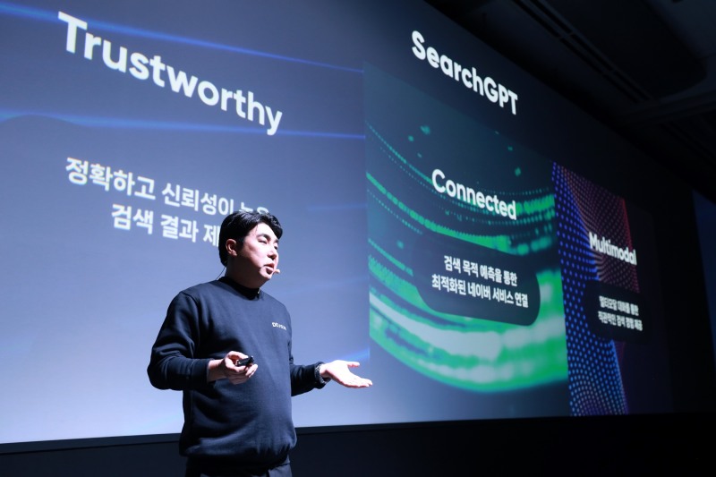 27일 개막한 데뷰2023에서 ‘SearchGPT 프로젝트’에 대해 설명 중인 김용범 네이버 서치US 치프 사이언티스트. 사진=네이버