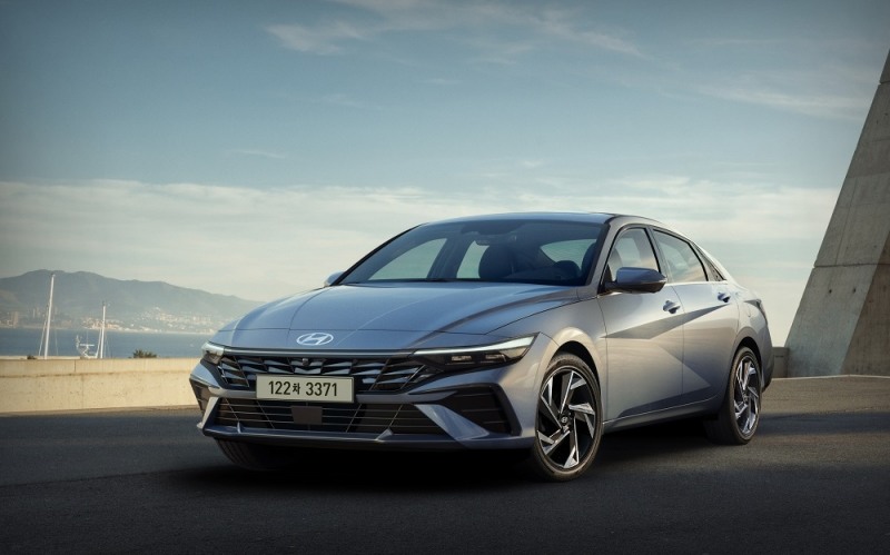 현대차, 아반떼 페이스리프트 디자인 공개..."넓고 낮게"