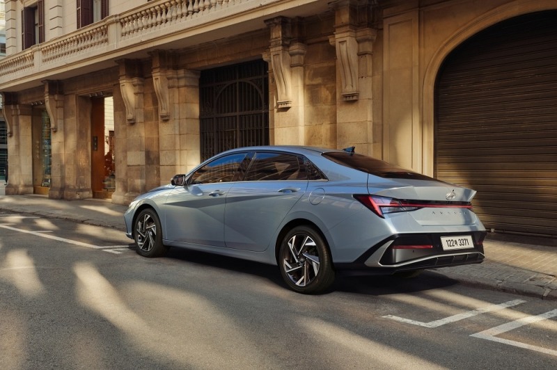 현대차, 아반떼 페이스리프트 디자인 공개..."넓고 낮게"