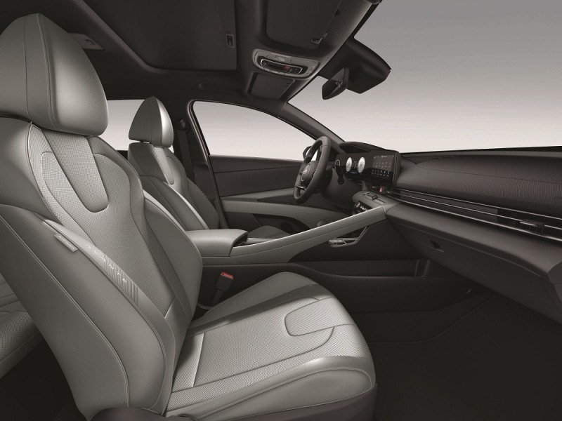 현대차, 아반떼 페이스리프트 디자인 공개..."넓고 낮게"