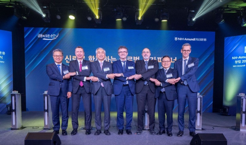 NH-Amundi자산운용은 23일 창립 20주년 기념식을 개최했다. (왼쪽부터) 길정섭 NH농협금융지주 부사장, 니콜라 시몽 NH-Amundi자산운용 부대표, 이석준 NH농협금융지주 회장, 필립 브라삭 CA 회장, 필립 르포르 주한 프랑스대사, 임동순 NH-Amundi자산운용 대표, 니콜라 캘쿤 Amundi자산운용 부대표. / 사진제공=  NH-Amundi자산운용(2023.02.27)