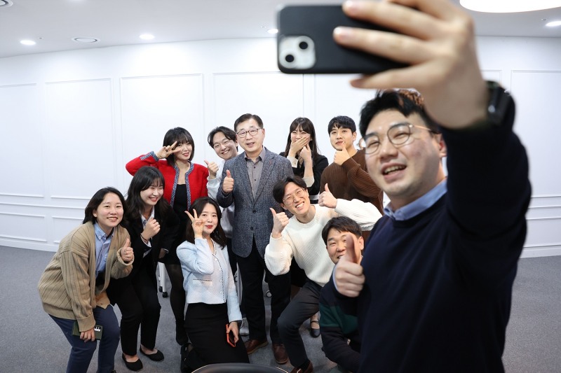 박현철 롯데건설 부회장(사진 가운데)와 MZ세대 직원들이 소통행사 후 기념촬영을 하고 있다. / 사진제공=롯데건설